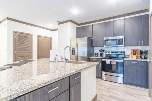 Boulevard Stays Charming 2BR Retreat Pool Parking Gym