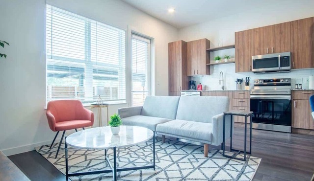 Boulevard Stays Comfortable 1BR Suite w Pool, Parking, Gym 02