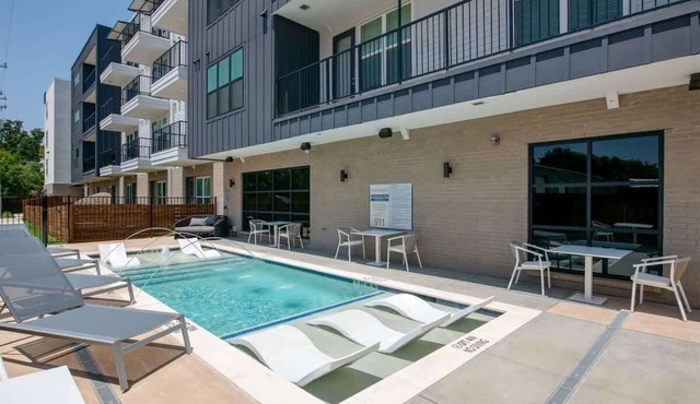 Boulevard Stays Comfortable 1BR Suite w Pool, Parking, Gym 05