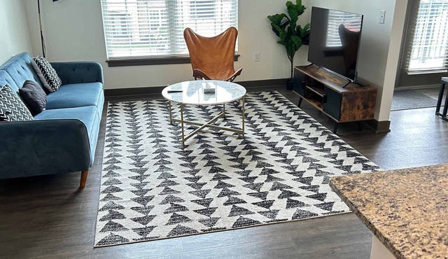 Boulevard Stays Contemporary 1BR Apartment Pool, Gym, Free Parking