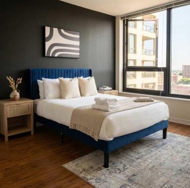 Boulevard Stays Just 5 Minutes from Magnificent Mile and River North 06