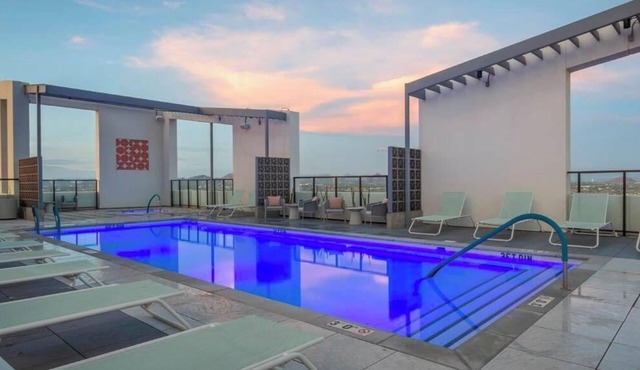 Boulevard Stays Modern Highrise STU Sky Pool, Parking, Gym 04