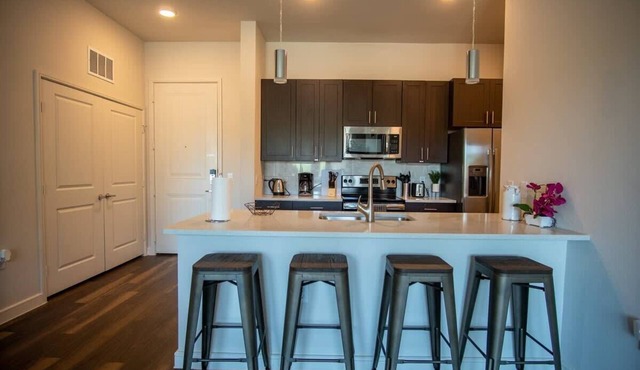 Boulevard Stays Nature Escape 2BR Suite Gym, Pool, Parking