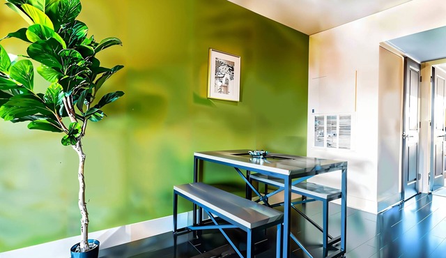 Boulevard Stays Prime Spot Cozy Bed, Pool Free Parking