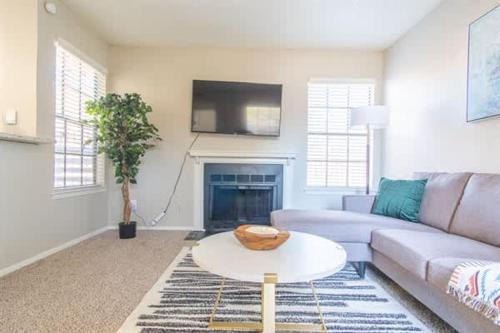 Boulevard Stays Serene 1BR King Suite with Pool Gym & Free Parking 01