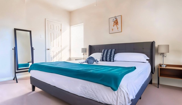 Boulevard Stays Spacious 1BR King Suite Pool, Gym Access & Free Parking
