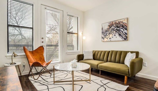Boulevard Stays Walk to Downtown! 1BR SoCo Pool, Parking, Gym 07