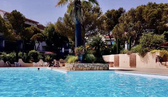 BOULOURIS SUR MER. Beautiful T2. Very quiet. 3 swimming pools. High standing.