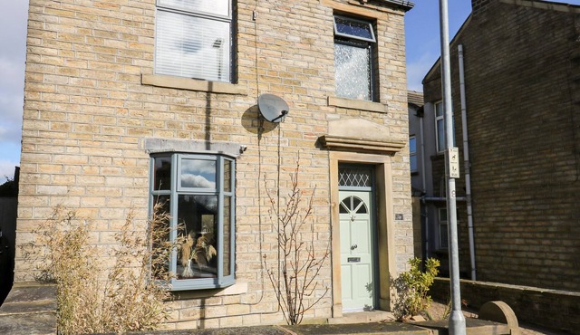 BOUNDARY COTTAGE, pet friendly, character holiday cottage in Golcar