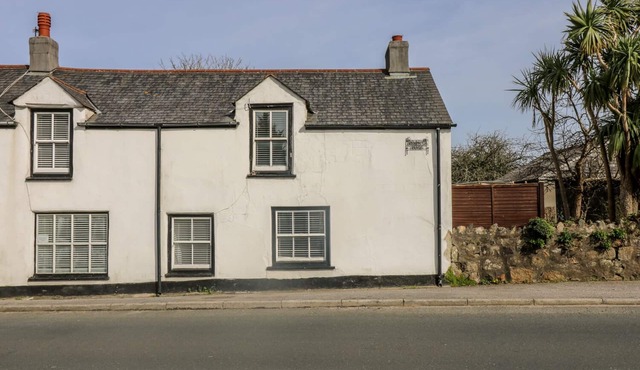 BOUNDYS HOUSE, pet friendly, country holiday cottage in St Ives