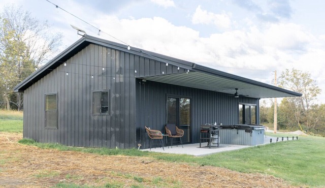 Bourbon Barrel Cottages #7 on Kentucky's Bourbon Trail with Hot Tub and Firepit