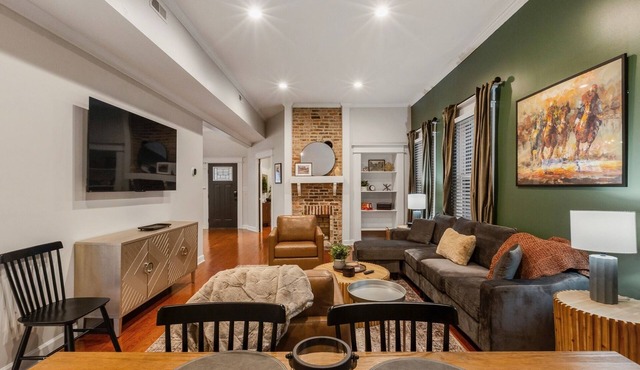 Bourbon Basecamp Hot Tub Mins to Trace Four Roses