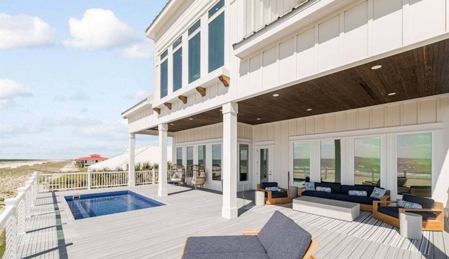 Bourbon Bay - Beachfront with Private Pool