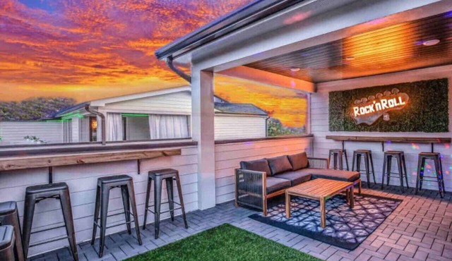 Bourbon&Bubbles! 2 Homes 40+ Bed