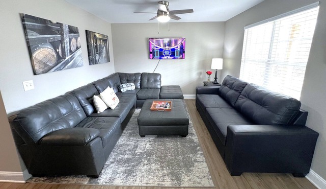 Bourbon Chaser- Horse Park 12min, Ark 30min, Hot Tub, 4 Bedrooms, Walk Downtown