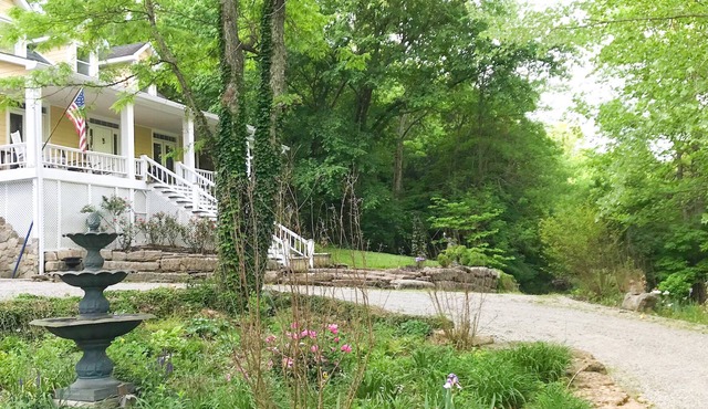 Bourbon Estate Trail sleeps 12, 6 BRs, 47ac of Waterfalls, Meadows and Creek