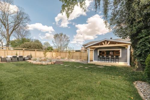 Bourbon Festival Block from Downtown Sleeps 13