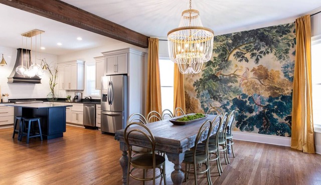 Bourbon Retreat: 4 King, 5.5 Baths, Walk to Dining