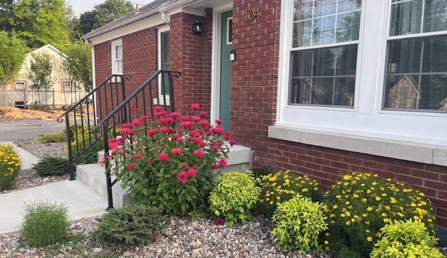 Bourbon Royale, Home of Two Kings; putting green, downtown, free coffee & snacks