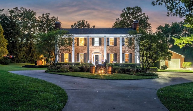 Bourbon Trai: Golf Sim, Speakeasy, Sauna, Hot Tub, Sleeps 14