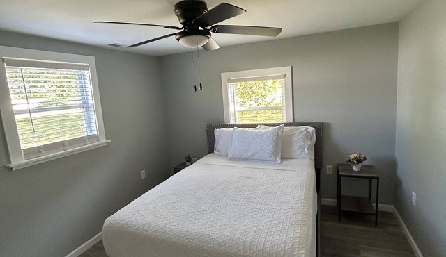 Bourbon Trail Bungalow-fast WiFi, low cleaning fee, lots of parking, fenced in