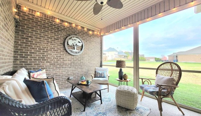 Bourbon trail home w/screened-in porch & firepit near Louisville