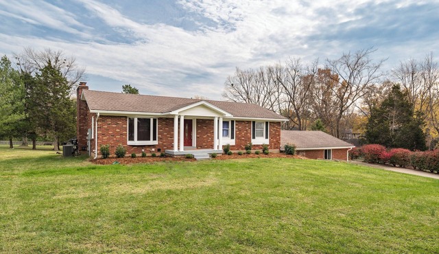 Bourbon Trail Retreat 5 King Beds Sleeps 18 Gated Private Family-Friendly