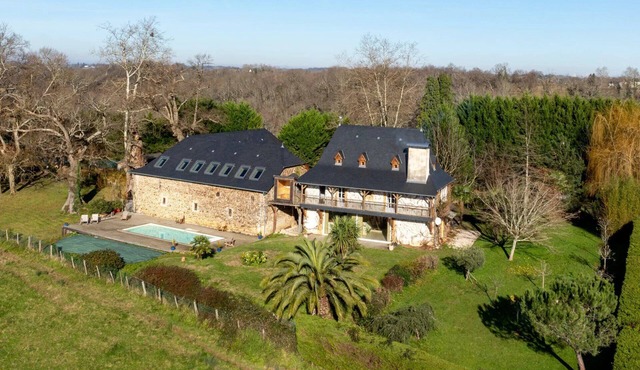 Bourdasse farmhouse with Pyrenees views, swimming pool, sauna and Nordic bath