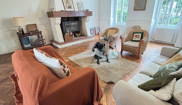 Bourgeois house with large wooded park.