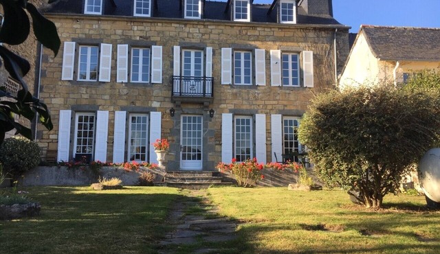 Bourgeois house with Logonna stone facade