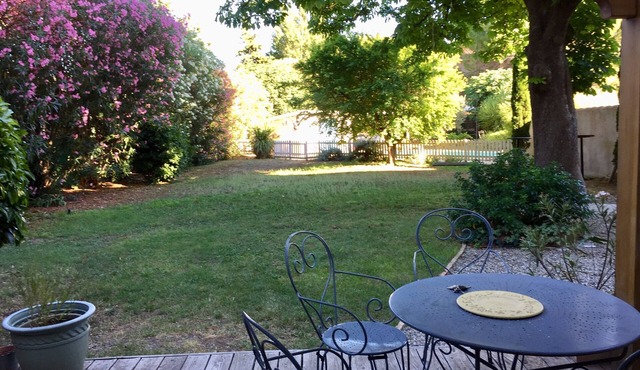 Bourgeois winegrower's house in peace between sea and clape massif.
