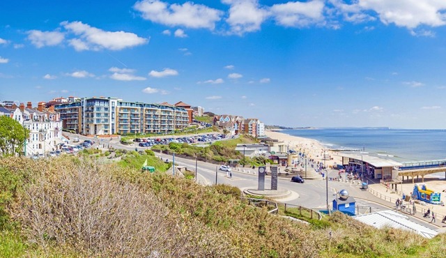 BOURNECOAST: Light and airy ground floor flat with good size garden - FM9559