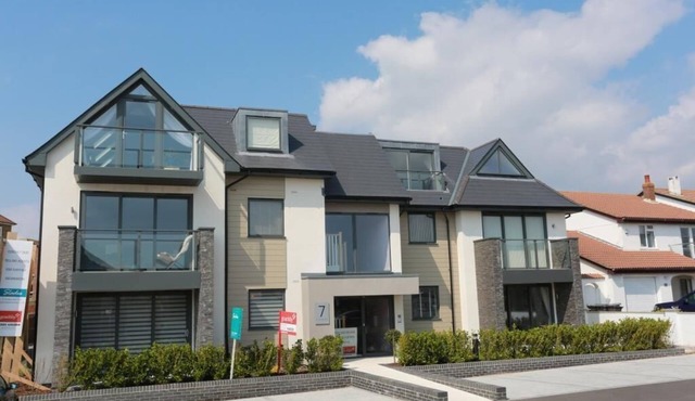 BOURNECOAST: MODERN FLAT ON THE CLIFFTOP WITH SEA VIEWS AND PATIOS - FM6194