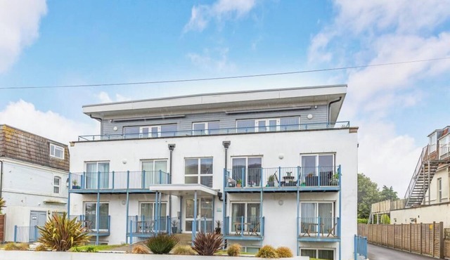 Bournecoast: Modern apartment close to sandy beaches with outdoor area - FM9627