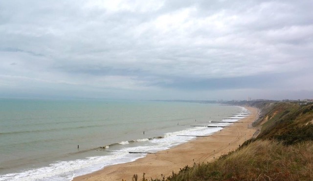BOURNECOAST: MODERN HOLIDAY FLAT WITH FANTASTIC SEA VIEWS - SANDY BEACHES-FM6128