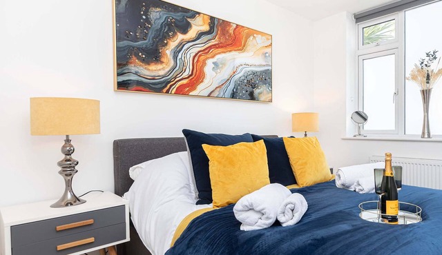 BOURNECOAST: NEAR BEACH AND RIVER, MODERN APARTMENT WITH SKY TV PACKAGE - FM6102