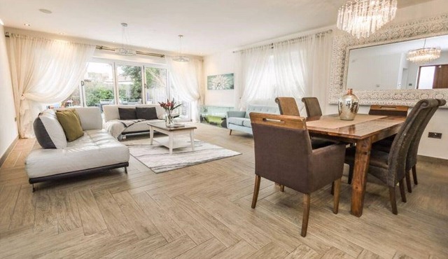 BOURNECOAST: SPACIOUS CHALET BUNGALOW WITH GARDEN -PATIO -PARKING -WIFI -HB8488