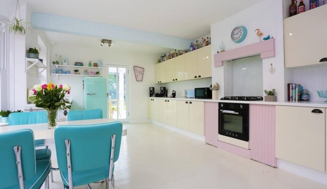 BOURNECOAST: STYLISH INTERIOR - 1950 RETRO THEME - GARDEN - CONSERVATORY -HB7352