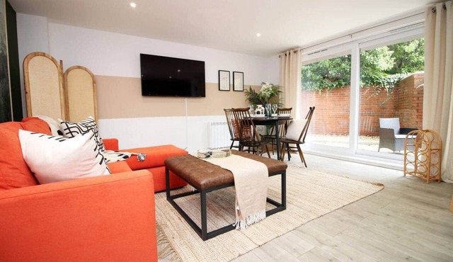 Bournemouth beach apartment-Sleeps6/Garden