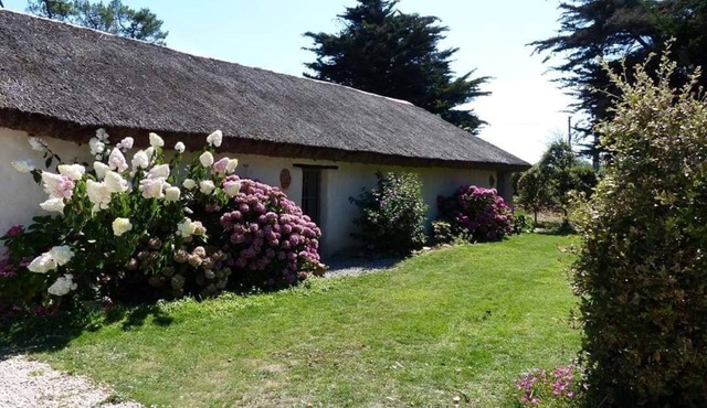 Bourrine Vendéenne and large garden near the sea
