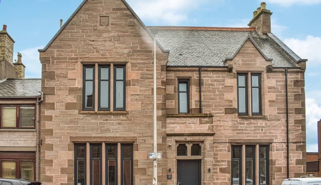 Boutique 1 Bedroom Stylish Apartment, close to bustling shops, cafes & bars!