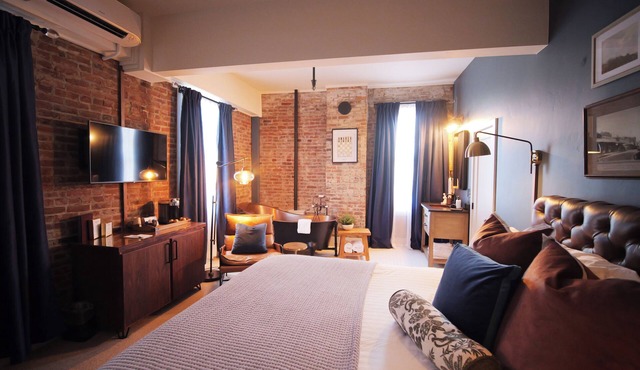 Boutique 1 BR King Suite in historic Jacksonville. Walk to Britt Festival and wine tasting! Features a luxurious tub, comfortable king bed, and charming Inn details. Ideal for couples