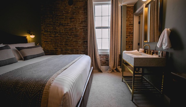 Boutique 1 BR King Suite in historic downtown Jacksonville. Walk to the Britt Festival! Enjoy a king bed, modern rain shower, and charming Inn details. Ideal for a romantic or weekend getaway.