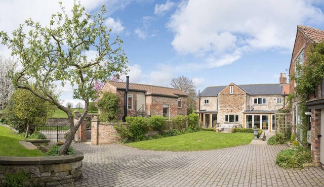 Boutique 18th-Century Cottage with Log Burner, Gated Parking & Parkland Views