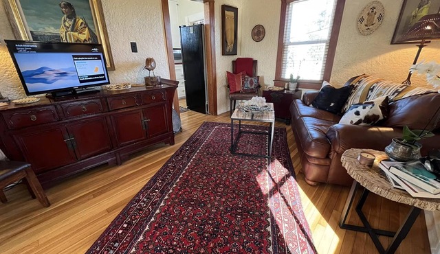 Boutique 1920's Sam Hughes Carriage House ~ Villa Blanca Tortuga & Walk to UA