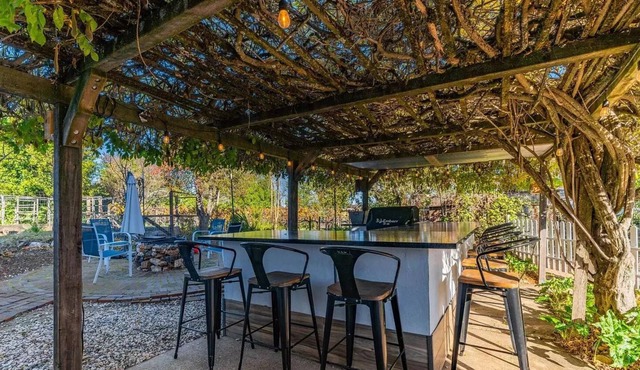 Boutique 1950's spacious house near nature trails, cafe's - 5 min to downtown