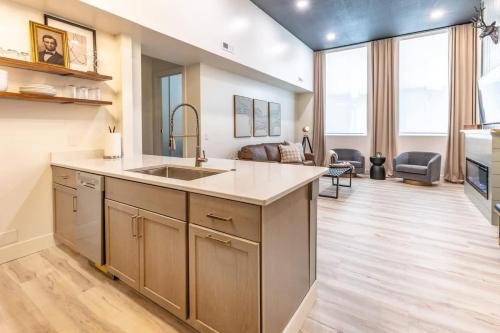 Boutique 1BR Condo - Walk to Memorial Stadium - Historic Hayward Place