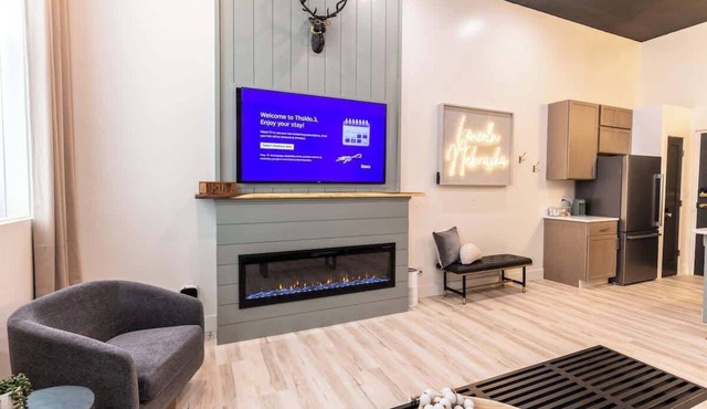 Boutique 1BR Condo – Walk to Memorial Stadium &