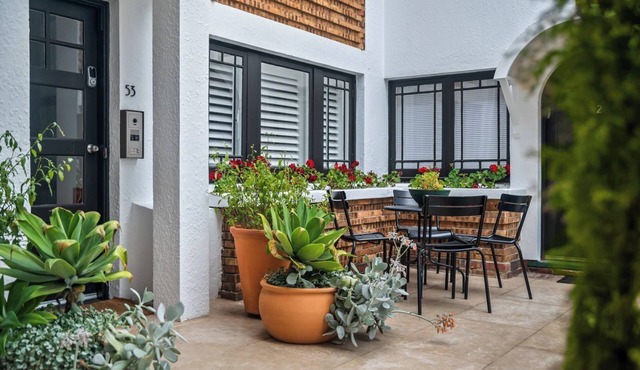 Boutique Art Deco Apt+Beach, Park, Shops, Cafes F1