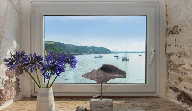 Boutique beach house right on the beach with amazing sea views!